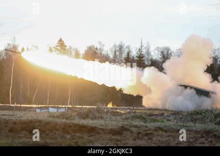 ZONE D'ENTRAÎNEMENT CENTRALE DE TAPA, Estonie — Une armée américaine M270 lance plusieurs tirs de lance au cours d'un exercice d'incendie en direct à l'appui de Fire Shock, une série d'exercices d'incendie à l'appui de DEFENDER-Europe 21 mai 5, 2021. Cette partie de Fire Shock soutient Swift Response 21, un exercice lié de DEFENDER-Europe 21, qui comprend des activités spéciales, des assauts aériens et des exercices de tir en direct en Estonie, en Bulgarie et en Roumanie, démontrant l'interopérabilité aérienne entre les alliés de l'OTAN. DEFENDER-Europe 21 est un exercice à grande échelle dirigé par l'armée américaine conçu pour renforcer la préparation et l'intero Banque D'Images