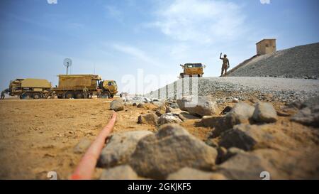 Soldats américains de l'Armée Alpha Battery 5-52 Bataillon d'artillerie de défense aérienne mars-order Patriot missile équipement sur le chemin de la zone d'opération à la base aérienne Al Dhafra (ADAB), Émirats arabes Unis, 5 mai 2021. L’objectif de l’unité au cours de son ordre de marche était de mettre en place une autre position de combat afin d’obtenir un engagement minimum pour la défense de l’ADAB. Banque D'Images