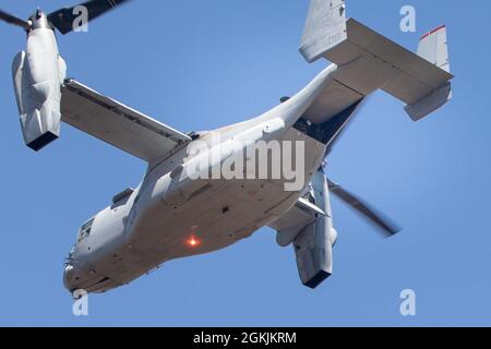 Une MV-22B Osprey avec le Marine Medium Tiltrotor Squadron 363 (renforcé), Marine Rotational Force - Darwin part après un événement d'entraînement à l'approvisionnement aérien dans la zone d'entraînement de Mount Bundey, territoire du Nord, Australie, le 5 mai 2021. Au cours des déploiements, les fauteurs de parachute transportent des fournitures logistiques essentielles vers des bases d'exploitation qui ne peuvent pas être atteintes par des convois. Cette formation ne fait que mettre en danger les capacités des Marines en tant que force expéditionnaire qualifiée et létale capable de répondre à une crise ou à une éventualité. Banque D'Images