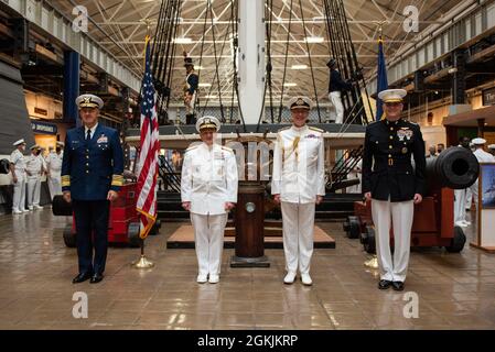 210505-N-BB269-1131 WASHINGTON (le 5 mai 2021) photographié de gauche à droite; Commandant du SMA de la Garde côtière des États-Unis. Karl Schultz; chef des opérations navales (CNO) ADM. Mike Gilday; Royaume-Uni First Sea Lord et chef de l'état-major de la marine ADM. Tony Radakin de la Marine royale; et commandant adjoint du corps des Marines général Gary Thomas posent pour une photo lors d'une cérémonie d'honneur complète sur le Washington Navy Yard, mai 5. Au cours d'une visite de deux jours qui comprenait une cérémonie d'honneur complète et des discussions entre la délégation britannique et la haute direction de la Marine américaine, les deux chefs de la Marine se sont concentrés sur l'expansion et la résistance Banque D'Images