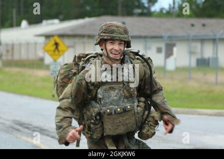 SPC. Caleb Seals, un fantassin affecté au 3e Bataillon du 15e Régiment d'infanterie, 2e équipe de combat de la Brigade blindée, 3e Division d'infanterie, sprints pour terminer la marche de 12 miles au cours de la 3e Division d'infanterie Soldier et officier non commissionné de l'année à fort Stewart, Géorgie, le 5 mai 2021. Les phoques ont terminé la marche du pied avec un temps de trois heures et trois minutes. Banque D'Images