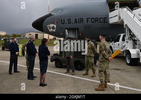 Des aviateurs américains affectés à la 100e Escadre de ravitaillement en carburant de l'air brief des visiteurs distingués du Royal Air Force College Cranwell sur l'avion KC-135 Stratotanker de la RAF Mildenhall, en Angleterre, le 5 mai 2021. Les visiteurs distingués ont visité la base pour en apprendre davantage sur les missions et les capacités de la 100e Escadre de ravitaillement en carburant et de la 352e Escadre des opérations spéciales. Banque D'Images