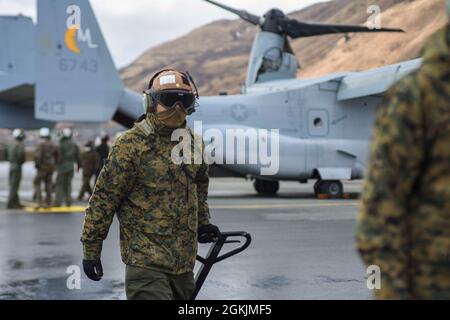 Une marine américaine se prépare à ramasser une autre palette à charger sur un MV-22 Osprey affecté à l'escadron moyen de Tiltrotor (VMM) 764, le 5 mai 2021, sur la base de la Garde côtière américaine Kodiak, en Alaska. Formation novatrice sur l'état de préparation Arctic Care Kodiak Island 2021 est un programme de collaboration qui tire parti des contributions militaires et des ressources communautaires pour multiplier la valeur et les économies pour les participants. Banque D'Images