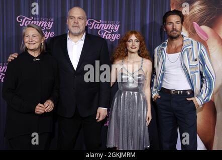 New York, États-Unis. 14 septembre 2021. De (G-D) Cherry Jones, Vincent d'Onofrio, Jessica Chastain et Marc Wystrach arrivent sur le tapis rouge à la première New York des yeux de Tammy Faye au SVA Theatre de New York le mardi 14 septembre 2021. Photo de Jason Szenes/UPI crédit: UPI/Alay Live News Banque D'Images