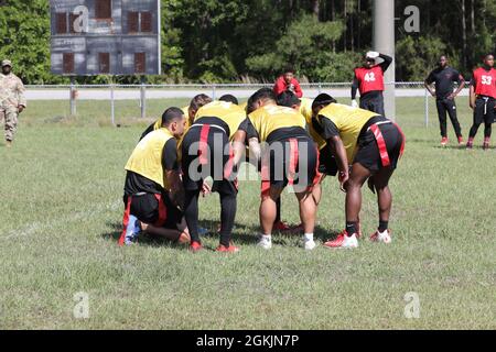 Les soldats du 1er Bataillon, 28 Infantry Regiment, 3e Division d'infanterie, se réunissent lors d'un match de football drapeau à fort Stewart, Géorgie, le 17 mai 2021. Au cours de la semaine de la Marne, des soldats Dogface de toute la division ont participé à l'athlétisme et aux sports afin de renforcer la cohésion de l'équipe et l'esprit de compétition. Banque D'Images
