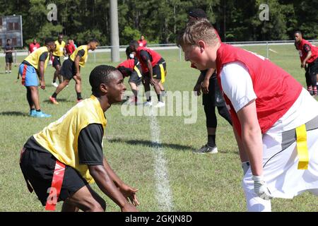 Les soldats du 1er Bataillon, 28 Infantry Regiment, 3e Infantry Division Artillery, affrontent tout en participant à un match de football drapeau pendant la semaine de la Marne du 2021 au 17 mai, à fort Stewart, en Géorgie. Au cours de la semaine de la Marne, des soldats Dogface de toute la division ont participé à l'athlétisme et aux sports afin de renforcer la cohésion de l'équipe et l'esprit de compétition Banque D'Images