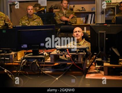 Le colonel Calvin B. Powell, 435e commandant adjoint de l'escadre expéditionnaire de l'air, a visité les aviateurs au Camp Lemonnier, le 5 mai 2021. Au cours de sa tournée, il a rencontré les aviateurs qui soutiennent la mission du 449e groupe expéditionnaire aérien. Banque D'Images