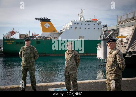 Le Maj. Croate Zeljko Vuk, responsable de l'organisation de l'exercice pour l'armée croate, à gauche, le colonel américain Joshua Hirsch, commandant de la 598e Brigade des transports, au centre, Et le Maj. Britannique Dan Cornwell, commandant de l'escouade de transport général et de carburant de 66, 9e Régiment, Royal Logistics corps, à droite, se tiennent devant le navire de cargaison britannique Hurst point et le navire naval américain Yuma après avoir parlé avec des membres des médias au port de Zadar, le 6 mai 2021. Les médias croates ont couvert le téléchargement de véhicules et d'équipements américains à partir de Hurst point et ont posé des questions sur les opérations portuaires en faveur de DEFENDER- Banque D'Images