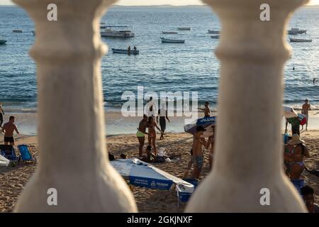 Salvador, Bahia, Brésil - 17 juin 2021: Les gens jouant au football sur sable sur la plage de Porto da Barra à Salvador, Bahia. Banque D'Images