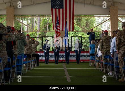 Des membres de la garde d'honneur de Hurlburt Field présentent les couleurs lors d'une cérémonie de dédicace à Hurlburt Field, Floride, le 6 mai 2021. Le centre d'entraînement de l'escadron d'entraînement des tactiques spéciales a été nommé d'après le capitaine de la US Air Force Matthew Roland, un officier de tactique spéciale qui a été tué au combat près de Camp Antonik, en Afghanistan, le 26 août 2015. Banque D'Images