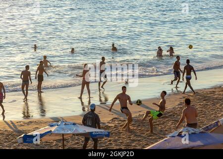 Salvador, Bahia, Brésil - 17 juin 2021: Les gens jouant au football sur sable sur la plage de Porto da Barra à Salvador, Bahia. Banque D'Images