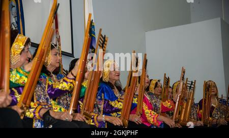 Musikong Kawayan, un groupe d'orchestre de bambou basé à Tampa, se produit lors d'un déjeuner du mois du patrimoine asiatique des îles du Pacifique à la base aérienne de MacDill, Floride, le 6 mai 2021. Sous la direction de Nhick Ramiro Pamis, compositeur de l'Université des Philippines, Musikong Kawayan fait connaître la musique asiatique et philippine par le biais de productions instrumentales et musicales ethniques. Banque D'Images