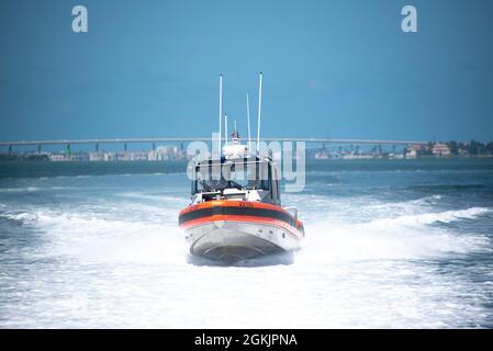 Un équipage de la station des gardes-côtes de Saint-Pétersbourg sur un bateau d'intervention de 29 pieds-Small II patrouille Tampa Bay, Floride, le 6 mai 2021. Les équipages de la Garde côtière effectuent des patrouilles pour assurer la sécurité de la communauté maritime. (. Banque D'Images