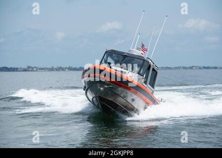 Un équipage de la station des gardes-côtes de Saint-Pétersbourg sur un bateau d'intervention de 29 pieds – Small II patrouille Tampa Bay, Floride, le 6 mai 2021. Les équipages de bateaux de la Garde côtière sont chargés de diverses missions, dont la recherche et le sauvetage, l'application de la loi et les patrouilles, afin d'assurer la sécurité de la communauté maritime. (. Banque D'Images