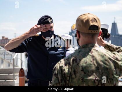 ADM. Tony Radakin, seigneur de la première mer de la Royal Navy britannique et chef d’état-major de la Marine, est salué à bord de l’USS Gerald R. Ford (CVN 78) par le capitaine Paul Lanzilotta, commandant de Ford, le 6 mai 2021. Le First Sea Lord et une délégation du Royaume-Uni ont passé deux jours à Hampton Roads dans le cadre de la série de visites de contrepartie États-Unis/Royaume-Uni, et ont rencontré les dirigeants de la flotte de la marine américaine pour discuter du renforcement de nos efforts collectifs de sécurité maritime dans cette ère maritime de grande concurrence de puissance. Banque D'Images