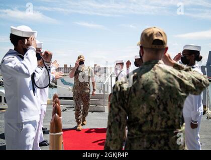 ADM. Christopher Grady, commandant de la flotte américaine, est embarqué à bord de l'USS Gerald R. Ford (CVN 78) le 6 mai 2021. Le First Sea Lord et une délégation du Royaume-Uni ont passé deux jours à Hampton Roads dans le cadre de la série de visites de contrepartie États-Unis/Royaume-Uni, et ont rencontré les dirigeants de la flotte de la marine américaine pour discuter du renforcement de nos efforts collectifs de sécurité maritime dans cette ère maritime de grande concurrence de puissance. Banque D'Images