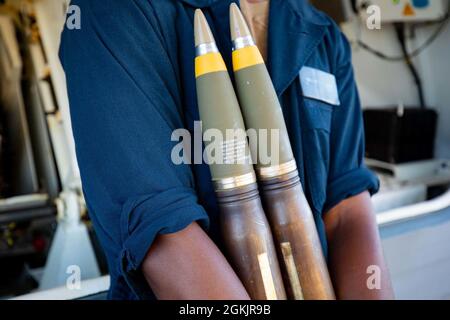210506-N-RL695-1117 MER DES CARAÏBES - (le 6 mai 2021) -- le compagnon de Gunner's, 3e classe Devunte Williams, encadre des munitions de 57 mm à bord du navire de combat littoral Freedom-variant USS Sioux City (LCS 11), le 6 mai 2021. Sioux City est déployée dans la zone d’opérations de la 4e flotte des États-Unis pour appuyer la mission de la Force opérationnelle interagences conjointe Sud, qui comprend des missions de lutte contre le trafic illicite de drogues dans les Caraïbes et le Pacifique oriental. Banque D'Images