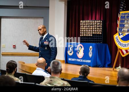 Brig. Le général Roy W. Collins, directeur des forces de sécurité, adjoint à la logistique, à l'ingénierie et à la protection des forces, quartier général de la U.S. Air Force, Arlington, en Virginie, s'adresse aux nouveaux défenseurs lors d'une cérémonie de remise des diplômes de l'Académie des forces de sécurité, le 6 mai 2021, à la base conjointe San Antonio-Lackland, au Texas. Banque D'Images