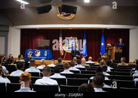 Brig. Le général Roy W. Collins (au centre), directeur des forces de sécurité, adjoint au personnel de la logistique, de l'ingénierie et de la protection des forces, quartier général de l'US Air Force, Arlington, en Virginie, s'adresse aux nouveaux défenseurs lors d'une cérémonie de remise des diplômes de l'Académie des forces de sécurité, le 6 mai 2021, à la base conjointe San Antonio-Lackland, au Texas. Banque D'Images