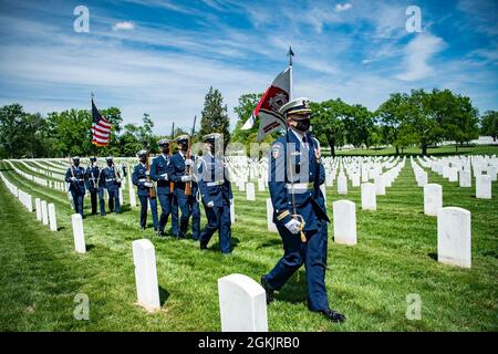 Les membres de la Garde côtière américaine honorent Guard, un batteur de la bande de cérémonie de la Marine américaine, et le peloton de poisson du 3D U.S. Infantry Regiment (The Old Guard), effectuent des funérailles militaires modifiées avec l'escorte funéraire pour l'ADM arrière de la Garde côtière américaine à la retraite. Marshall E. Gilbert, section 33 du cimetière national d'Arlington, Arlington (Virginie), 6 mai 2021. Gilbert a été un chef de file éminent de la Garde côtière américaine et a contribué à la création des normes techniques pour les communications électroniques, la navigation et les alertes de détresse utilisées dans le monde entier. Le conjoint de Gilbert, Melinda Gilbert, a reçu le fla Banque D'Images