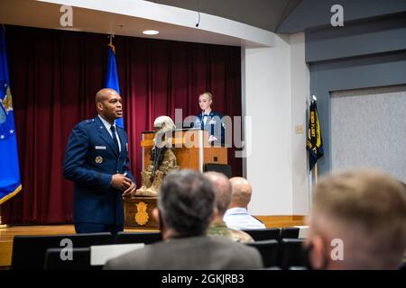 Brig. Le général Roy W. Collins (à gauche), directeur des forces de sécurité, adjoint au personnel de la logistique, de l'ingénierie et de la protection des forces, quartier général de l'US Air Force, Arlington, en Virginie, s'adresse aux nouveaux défenseurs lors d'une cérémonie de remise des diplômes de l'Académie des forces de sécurité, le 6 mai 2021, à la base conjointe San Antonio-Lackland, au Texas. Banque D'Images