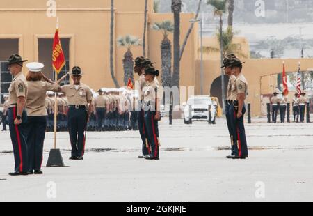 U.S. Marine corps 1er Sgt. Nikie Bautista, le premier sergent de la Compagnie Lima, 3e Bataillon d'entraînement des recrues, reçoit le commandement final du Sgt. Le Maj Ronda R. Kirkby, officier de parade de revue pour la cérémonie de remise des diplômes de la Compagnie Lima au Marine corps Recruit Depot San Diego le 6 mai 2021. Lima Company est la première entreprise intégrée à MCRD San Diego à former des femmes recrutées. Banque D'Images