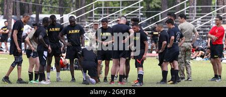 Les soldats de la Compagnie Alpha, 703e Bataillon de soutien de brigade, 2e équipe de combat de brigade blindée, 3e Division d'infanterie, passent les règles avant un match de football pendant la semaine de la Marne sur fort Stewart, Géorgie, le 18 mai 2021. Les événements de la semaine de la Marne, tels que les compétitions sportives, sont conçus pour relier et célébrer la lignée fière du Soldat Dogface et du « Rocher de la Marne ». Banque D'Images