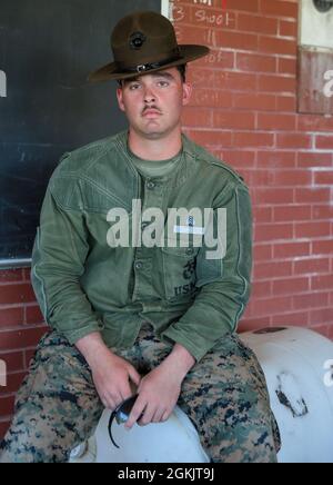 Sgt. Chase R. Day, un instructeur principal en stratégie de marché avec le bataillon d'armes et d'entraînement sur le terrain, pose pour un portrait sur le corps des Marines Recruit Depot Parris Island le 6 mai 2021. Le jour est de Columbus, Géorgie Banque D'Images