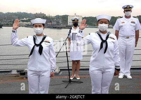 YOKOSUKA, Japon (7 mai 2021) — Spécialiste des services au détail 3e classe Fangfang Wen, originaire de Chine, à gauche, et Spécialiste des services au détail 3e classe Chloe Nichole Luz Rodriguez, originaire des Philippines, à droite, récite l'serment d'allégeance à bord de l'USS Mustin (DDG 89) lors d'une cérémonie de naturalisation du Service de la citoyenneté et de l'immigration des États-Unis. L'événement a été la première cérémonie de naturalisation tenue à bord d'un navire actif de la Marine américaine pendant la pandémie COVID-19. Mustin est déployé au Japon et est stationné au Commandant Fleet Activities Yokosuka (CFAY) dans le cadre de la 7e FLE des États-Unis Banque D'Images