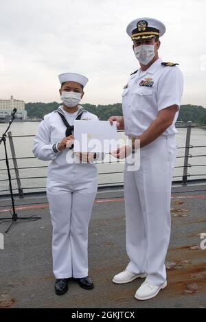 YOKOSUKA, Japon (7 mai 2021) — Spécialiste des services de détail 3e classe Chloe Nichole Luz Rodriguez, originaire des Philippines, pose avec son certificat de citoyenneté à côté de Cmdr. Robert Briggs, commandant de l'USS Mustin (DDG 89) lors d'une cérémonie de naturalisation des services de citoyenneté et d'immigration des États-Unis. L'événement a été la première cérémonie de naturalisation tenue à bord d'un navire actif de la Marine américaine pendant la pandémie COVID-19. Mustin est déployé au Japon et est stationné au Commandant Fleet Activities Yokosuka (CFAY) dans le cadre de la 7e flotte des États-Unis. Depuis plus de 75 ans, CFAY h Banque D'Images