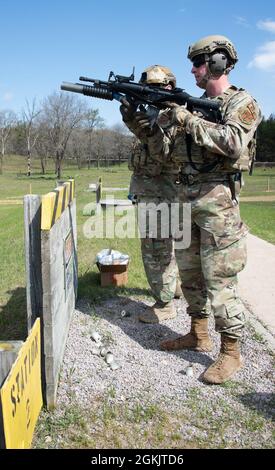 Les membres du 114e Escadron des forces de sécurité avec la Garde nationale aérienne du Dakota du Sud effectuent la qualification d'armes en tirant la mitrailleuse M240, la mitrailleuse M249 et le lance-grenade M203 à fort McCoy, WISCONSIN. Banque D'Images