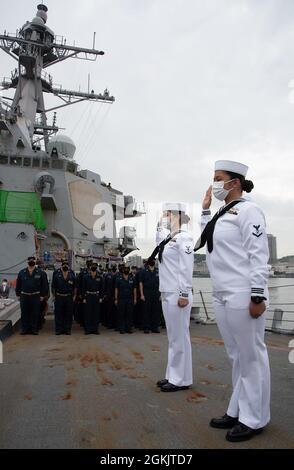 YOKOSUKA, Japon (7 mai 2021) — Spécialiste des services de détail 3e classe Fangfang Wen, originaire de Chine, à gauche, et Spécialiste des services de détail 3e classe Chloe Nichole Luz Rodriguez, originaire des Philippines, à droite, récite l'Oath of Allegiance à bord de l'USS Mustin (DDG 89) lors d'une cérémonie de naturalisation des services de citoyenneté et d'immigration aux États-Unis. L'événement a été la première cérémonie de naturalisation tenue à bord d'un navire actif de la Marine américaine pendant la pandémie COVID-19. Mustin est déployé au Japon et est stationné au Commandant Fleet Activities Yokosuka (CFAY) dans le cadre du 7e F des États-Unis Banque D'Images