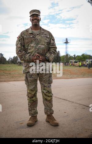 Rencontrez le sergent de l'armée américaine. Tommy favors est un réparateur d'équipement utilitaire avec la 317e compagnie de maintenance de support. Originaire de Chattanooga, Tennessee, les faveurs viennent d'une famille avec une tradition de service militaire et il est fier de participer à cet exercice historique. « la possibilité de s’entraîner avec vos alliés et de construire une camaraderie facilite la tâche de sorte qu’un jour, si nous devons combattre une autre guerre, c’est simple. Nous sommes sur la même feuille de musique », a-t-il dit. Faveurs et son équipe ont travaillé avec des soldats croates et britanniques pour déplacer 300 pièces de logistique et de matériel de combat du port de Zadar Banque D'Images