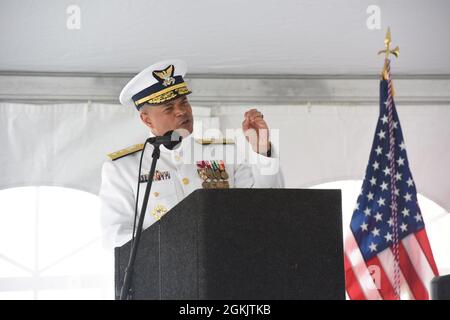 ADM. Arrière Michael Johnston présente des remarques lors d'une cérémonie de passation de commandement à Cleveland, Ohio, le 7 mai 2021. Johnston soulagé ADM arrière. Donna Cottrell en tant que commandant du neuvième district de la Garde côtière. Banque D'Images