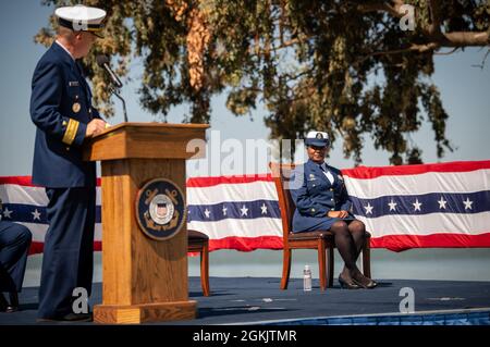 ADM. Arrière Brian K. Penoyer, le onzième commandant de district, s'adresse au maître-maître en chef Phadra Y. Hooker lors d'une cérémonie de changement de veille à l'île de la Garde côtière à Alameda, en Californie, le 7 mai 2021. La cérémonie de changement de veille est une tradition de longue date et assure la continuité du leadership dans la zone de responsabilité du district. Banque D'Images