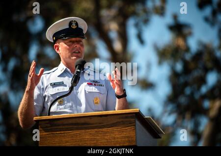 Le maître-maître en chef de la Garde côtière Jason Vanderhaden parle lors d'une cérémonie de changement de veille à l'île de la Garde côtière à Alameda, en Californie, le 7 mai 2021. Le maître-chef Petty Officer Phadra Y. Hooker a remplacé le maître-chef Petty Officer Richard S. Hooker comme le 11e chef de commandement du district de la Garde côtière vendredi, lors d'une cérémonie de changement de veille sur l'île de la Garde côtière à Alameda. Banque D'Images