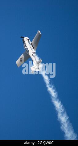 Un cheval de Troie T-28B effectue des manœuvres aériennes lors du salon Defenders of Liberty Air & Space 2021 à la base aérienne de Barksdale, en Louisiane, le 7 mai 2021. Le salon de l'air et de l'espace de la base aérienne de Barksdale permet à Shreveport-Bossier City de présenter la maison de la B-52H StratoFortress, d'accorder l'accès à la visite de l'installation militaire, de voir des artistes militaires et aérobies et de soutenir le bras de recrutement de nos forces armées. Banque D'Images