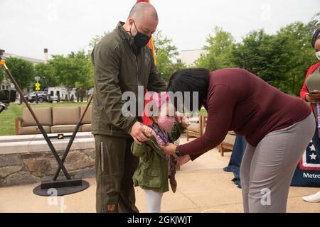 Sandra Mason, directrice du programme de coordination du rétablissement, remet une médaille à la fille du capitaine du corps des Marines des États-Unis, Andres Martin, lors d’une cérémonie de clôture des 11e essais annuels du corps des Marines à l’USO au Walter Reed National Military Medical Center à Bethesda, Maryland, le 7 mai 2021. Historiquement, le Marine corps Trials est un événement sportif adaptatif consolidé impliquant plus de 250 Marines, marins, vétérans et concurrents internationaux blessés, malades ou blessés. Cette année, pour atténuer les risques associés à la COVID-19, environ 100 membres du service de recouvrement en service actif le feront Banque D'Images