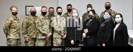 Des soldats des unités de commandement médical de la Réserve de l'Armée de terre font équipe avec les dirigeants et le personnel de l'installation de soins de santé Quentin N. Burdick Memorial pour un événement d'entraînement de préparation novateur à Belcourt, Dakota du Nord, du 1er au 15 mai 2021. L’instruction de préparation innovante établit des partenariats civilo-militaires mutuellement avantageux entre les communautés américaines et le ministère de la Défense, tout en offrant des possibilités de formation dans le monde réel aux membres et unités de service pour les préparer à leurs missions en temps de guerre tout en soutenant les besoins des communautés mal desservies de l’Amérique. Banque D'Images