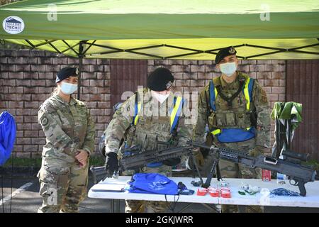 Les membres du 86e Escadron des forces de sécurité se tiennent à leur table pour la chasse au Trésor des conjoints militaires à la base aérienne de Ramstein, en Allemagne, le 7 mai 2021. Le 86e SFS a apporté des chiens de travail militaires que les gens peuvent voir ainsi que des articles que les participants peuvent emporter. Banque D'Images