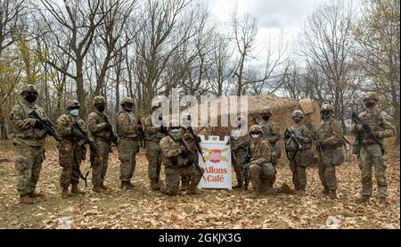 Onze soldats du 92G de la Fox Battery Forward support Company, 2e Régiment, 15e Bataillon d'artillerie de campagne, 2e Brigade combat Team, 10e Division de montagne (LI) posent pour une photo de groupe après une opération et une compétition d'alimentation de deux jours, le programme de prix Philip A. Connelly à fort Drum, New York, du 6 au 7 mai, 2021. Le bataillon de 2-15 FA est actif au sein de l'armée américaine depuis la première Guerre mondiale. Banque D'Images