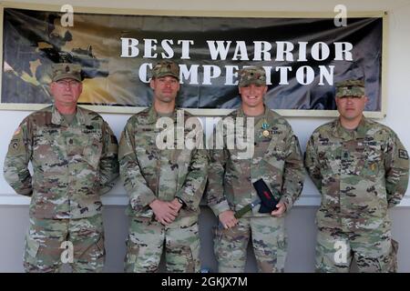 Les soldats de la Garde nationale de l'armée américaine du Wyoming posent pour une photo à l'extérieur de Warrior Hall lors de la compétition du meilleur guerrier de la région VI au Camp Rilea, près de Warrenton, Oregon, le 7 mai 2021. Des soldats de différents États se sont affrontés afin de déterminer qui était le meilleur officier non commandant et le meilleur soldat de la région. Banque D'Images