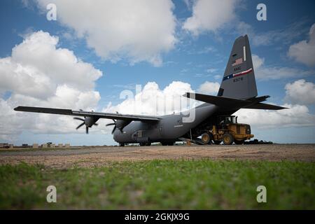 Les membres du 75e Escadron de transport aérien expéditionnaire transfèrent des cargaisons à bord d'un C-130J Super Hercules du Camp Lemonnier, à Djibouti, à Manda Bay, au Kenya, en mai. 7, 2021. Le 75e SAE soutient la Force opérationnelle conjointe combinée - Corne de l'Afrique (CJTF-HOA) avec des évacuations médicales, des secours en cas de catastrophe, des opérations humanitaires et des opérations de chute d'air. Banque D'Images