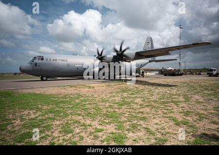 Les membres du 75e Escadron de transport aérien expéditionnaire transfèrent des cargaisons à bord d'un C-130J Super Hercules du Camp Lemonnier, à Djibouti, à Manda Bay, au Kenya, en mai. 7, 2021. Le 75e SAE soutient la Force opérationnelle conjointe combinée - Corne de l'Afrique (CJTF-HOA) avec des évacuations médicales, des secours en cas de catastrophe, des opérations humanitaires et des opérations de chute d'air. Banque D'Images