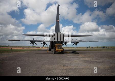 Les membres du 75e Escadron de transport aérien expéditionnaire transfèrent des cargaisons à bord d'un C-130J Super Hercules du Camp Lemonnier, à Djibouti, à Manda Bay, au Kenya, en mai. 7, 2021. Le 75e SAE soutient la Force opérationnelle conjointe combinée - Corne de l'Afrique (CJTF-HOA) avec des évacuations médicales, des secours en cas de catastrophe, des opérations humanitaires et des opérations de chute d'air. Banque D'Images