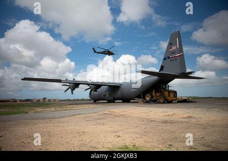 Les membres du 75e Escadron de transport aérien expéditionnaire transfèrent des cargaisons à bord d'un C-130J Super Hercules du Camp Lemonnier, à Djibouti, à Manda Bay, au Kenya, en mai. 7, 2021. Le 75e SAE soutient la Force opérationnelle conjointe combinée - Corne de l'Afrique (CJTF-HOA) avec des évacuations médicales, des secours en cas de catastrophe, des opérations humanitaires et des opérations de chute d'air. Banque D'Images