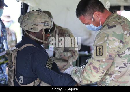 Les soldats de l'armée américaine affectés à la 30e Brigade médicale traitent les blessures lors de la réponse Swift 21 à Boboc, Roumanie, le 8 mai 2021. SWIFT Response 21 est un exercice lié au Defender 21, un exercice annuel à grande échelle mené par l'armée américaine et mené conjointement par l'armée de terre, un exercice multinational conçu pour renforcer la préparation et l'interopérabilité entre les forces armées américaines, de l'OTAN et des partenaires. Banque D'Images