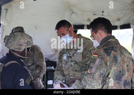 Les soldats de l'armée américaine affectés à la 30e Brigade médicale traitent les blessures lors de la réponse Swift 21 à Boboc, Roumanie, le 8 mai 2021.la réponse Swift 21 est un exercice lié au Defender 21, un exercice annuel multinational conjoint à grande échelle dirigé par l'armée américaine, conçu pour renforcer la préparation et l'interopérabilité entre les forces armées américaines, de l'OTAN et partenaires. Banque D'Images