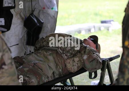 Les soldats de l'armée américaine affectés à la 30e Brigade médicale traitent les blessures lors de la réponse Swift 21 à Boboc, Roumanie, le 8 mai 2021.la réponse Swift 21 est un exercice lié au Defender 21, un exercice annuel multinational conjoint à grande échelle dirigé par l'armée américaine, conçu pour renforcer la préparation et l'interopérabilité entre les forces armées américaines, de l'OTAN et partenaires. Banque D'Images