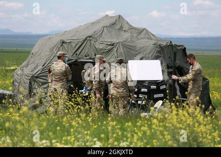 Les soldats américains affectés à la 30e Brigade médicale ont installé la tente de Medevac pendant la réponse Swift 21 à Boboc, Roumanie, le 8 mai 2021. SWIFT Response 21 est un exercice lié au Defender 21, un exercice annuel à grande échelle mené par l'armée américaine et mené conjointement par l'armée de terre, un exercice multinational conçu pour renforcer la préparation et l'interopérabilité entre les forces armées américaines, de l'OTAN et des partenaires. Banque D'Images